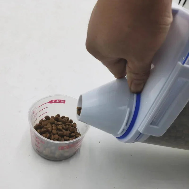 1.5kg/2kg Moisture-Proof Dog & Cat Food Pail with Measuring Cup (Plastic, BPA-Free) – Universal Pet Food Storage Solution