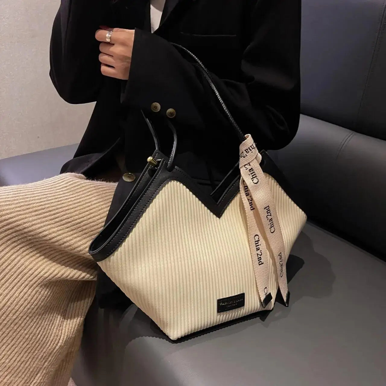 Korean Style Large Tote Bag – Fashionable PU Canvas Shoulder Bag for Women | Spacious Commuter Student Tote with Zipper Closure