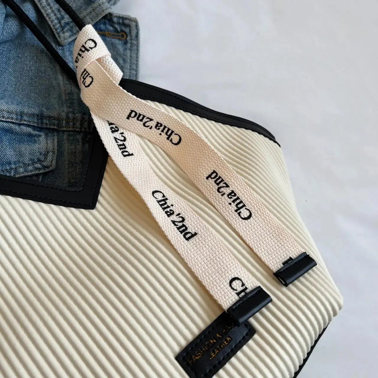 Korean Style Large Tote Bag – Fashionable PU Canvas Shoulder Bag for Women | Spacious Commuter Student Tote with Zipper Closure