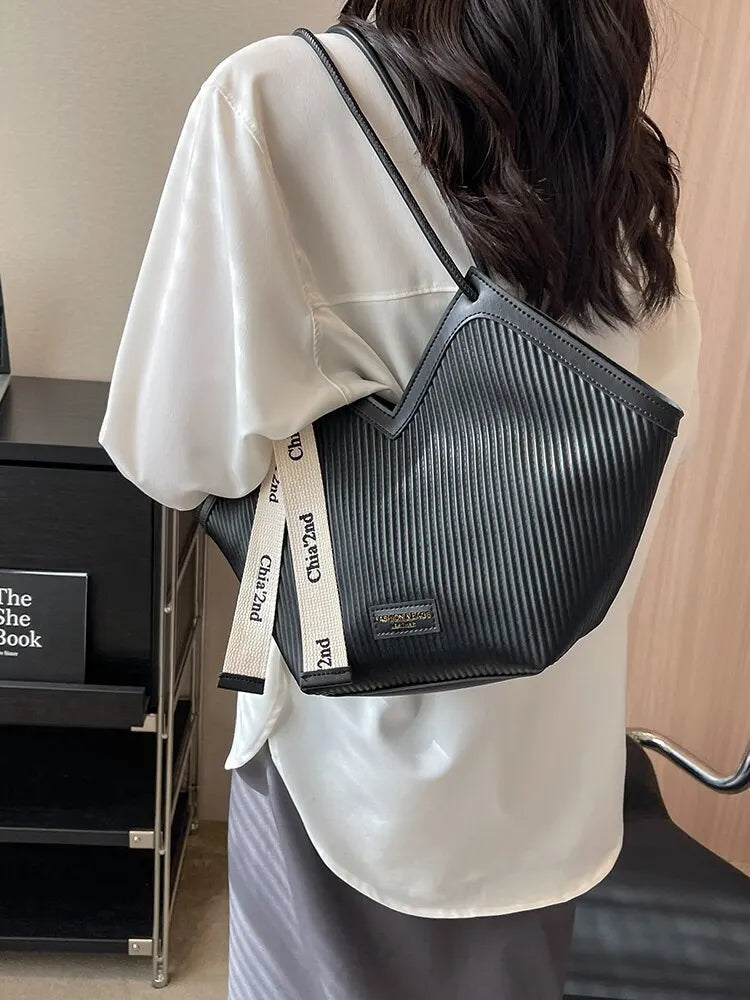 Korean Style Large Tote Bag – Fashionable PU Canvas Shoulder Bag for Women | Spacious Commuter Student Tote with Zipper Closure