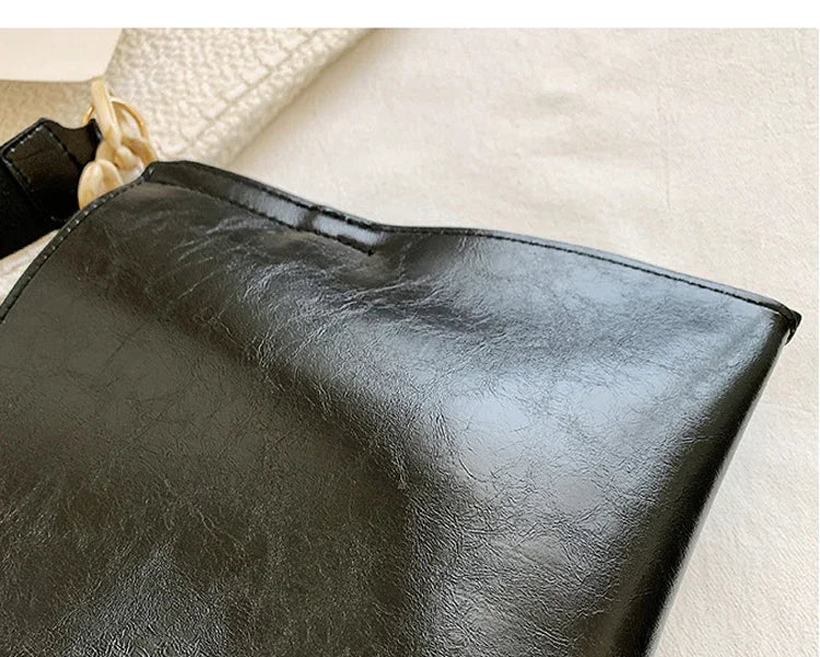 2025 New Design PU Leather Women Shoulder Bag – Soft Synthetic Leather Crossbody Handbag with Chain Decor, Large Capacity Underarm Tote Purse