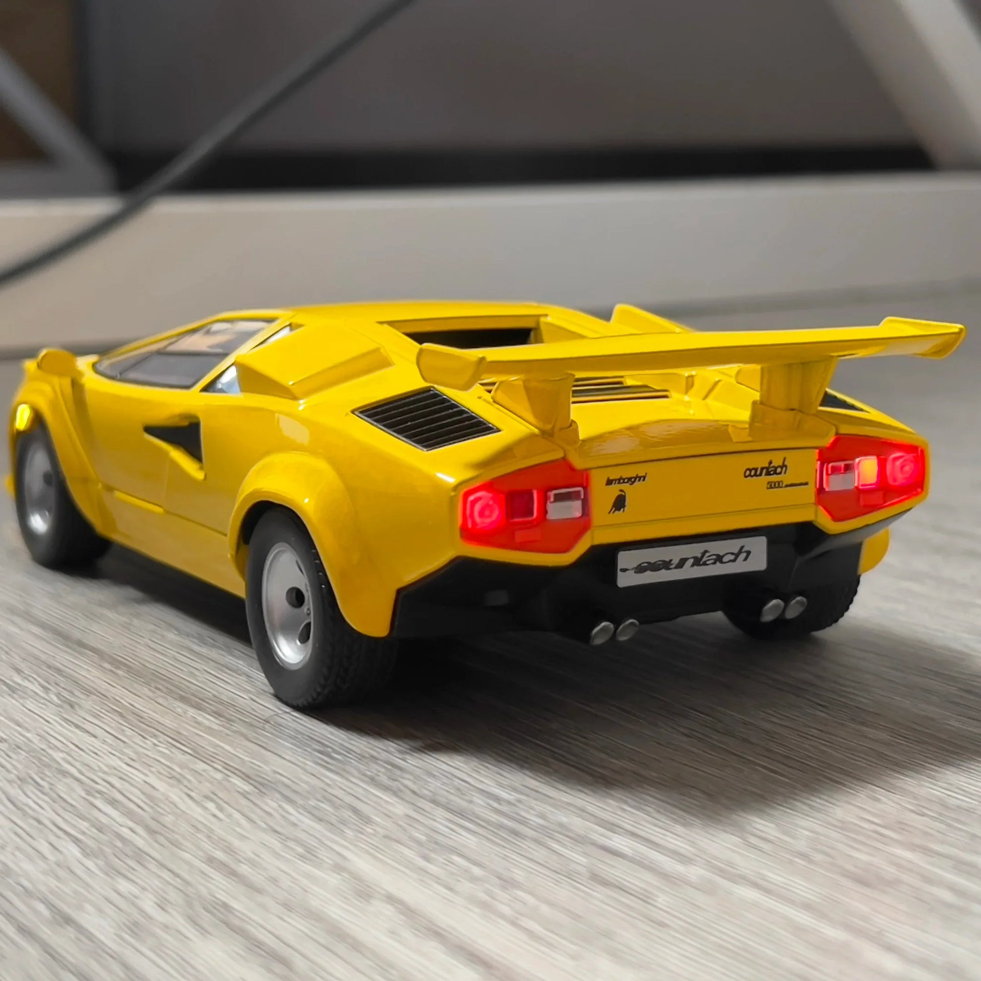 1:24 Lamborghini Countach LP500S Diecast Model Car – Lights, Sound & Pull-Back Supercar - SpyTrendz