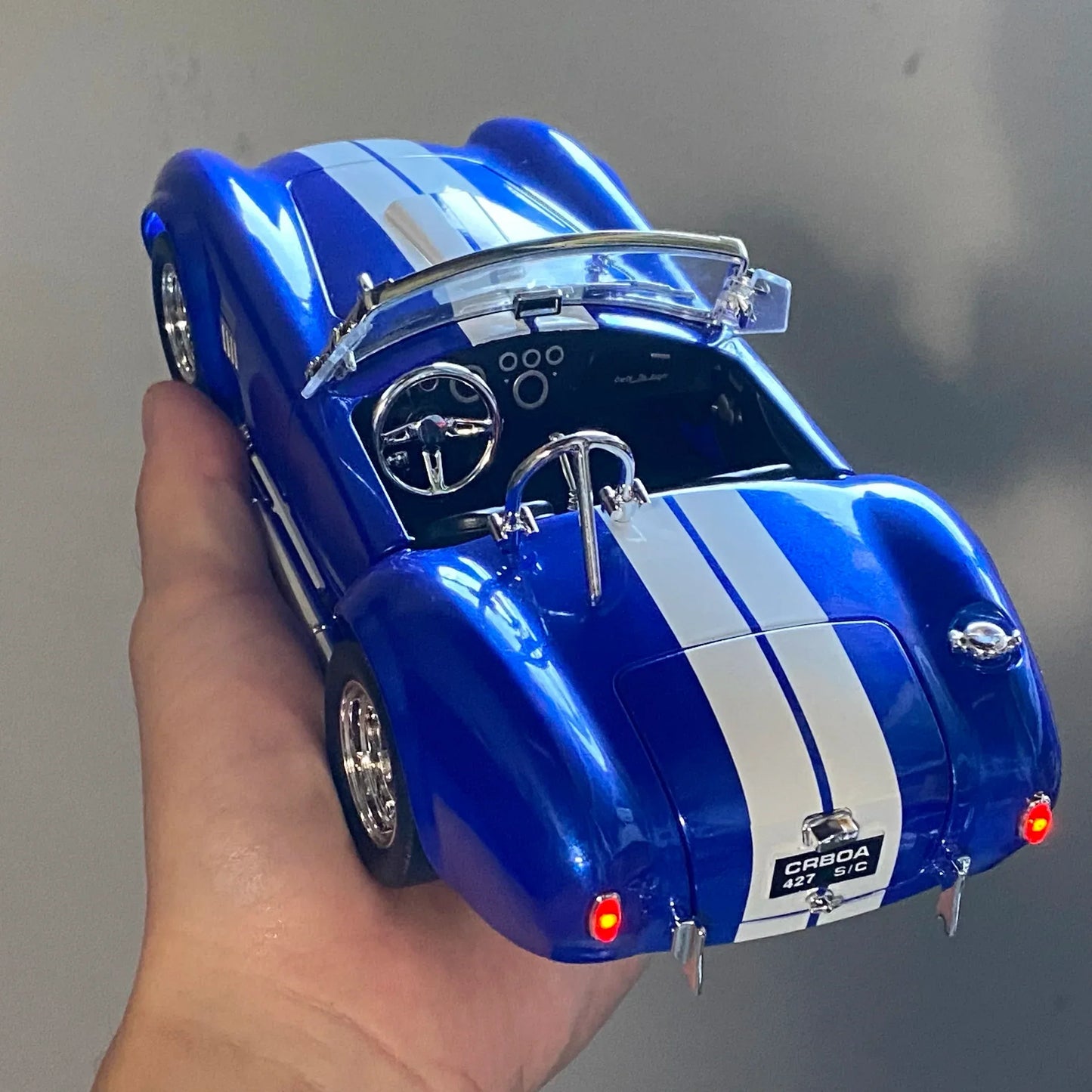 Ford Shelby Cobra 427 1:24 Diecast Car with Lights & Sound - SpyTrendz
