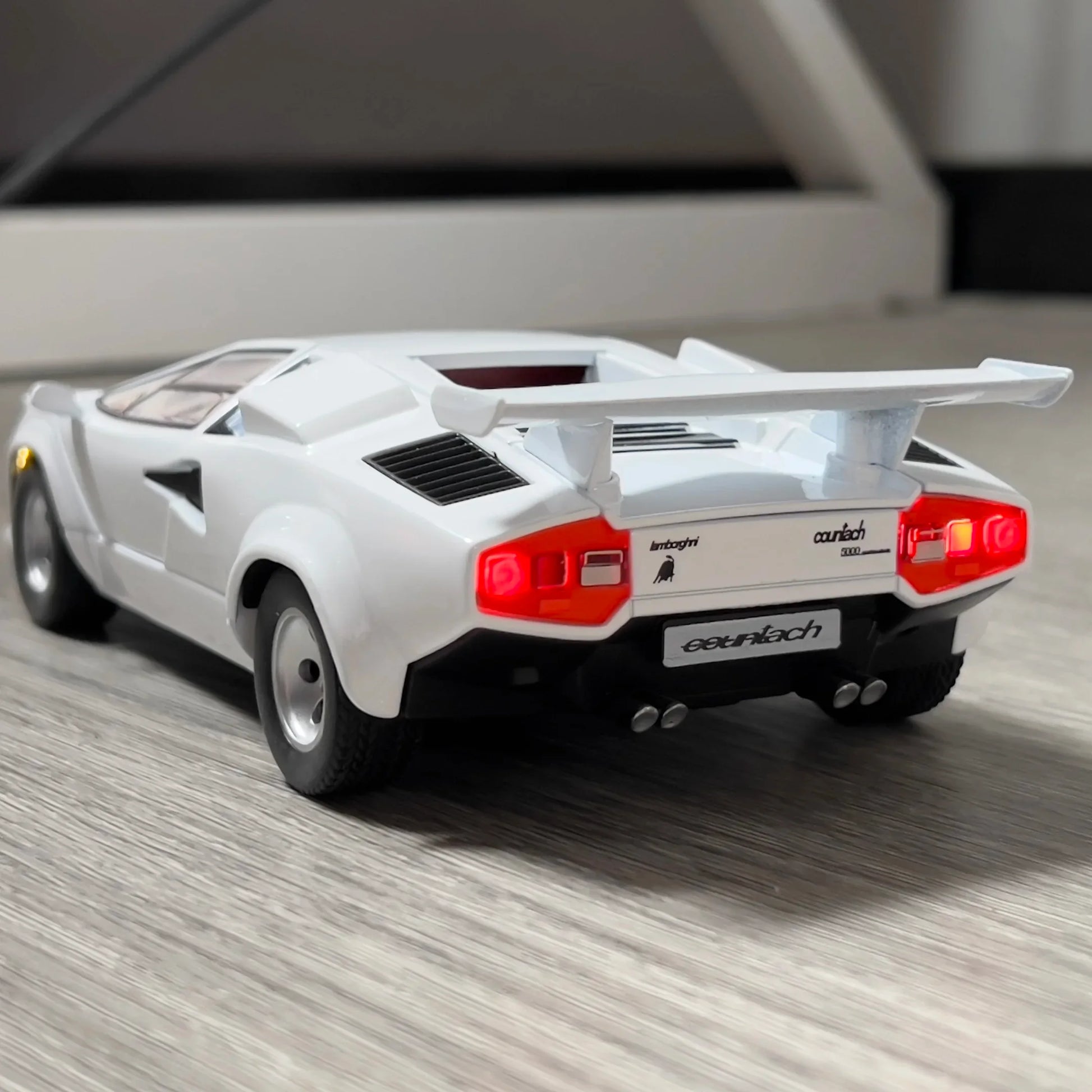 1:24 Lamborghini Countach LP500S Diecast Model Car – Lights, Sound & Pull-Back Supercar - SpyTrendz
