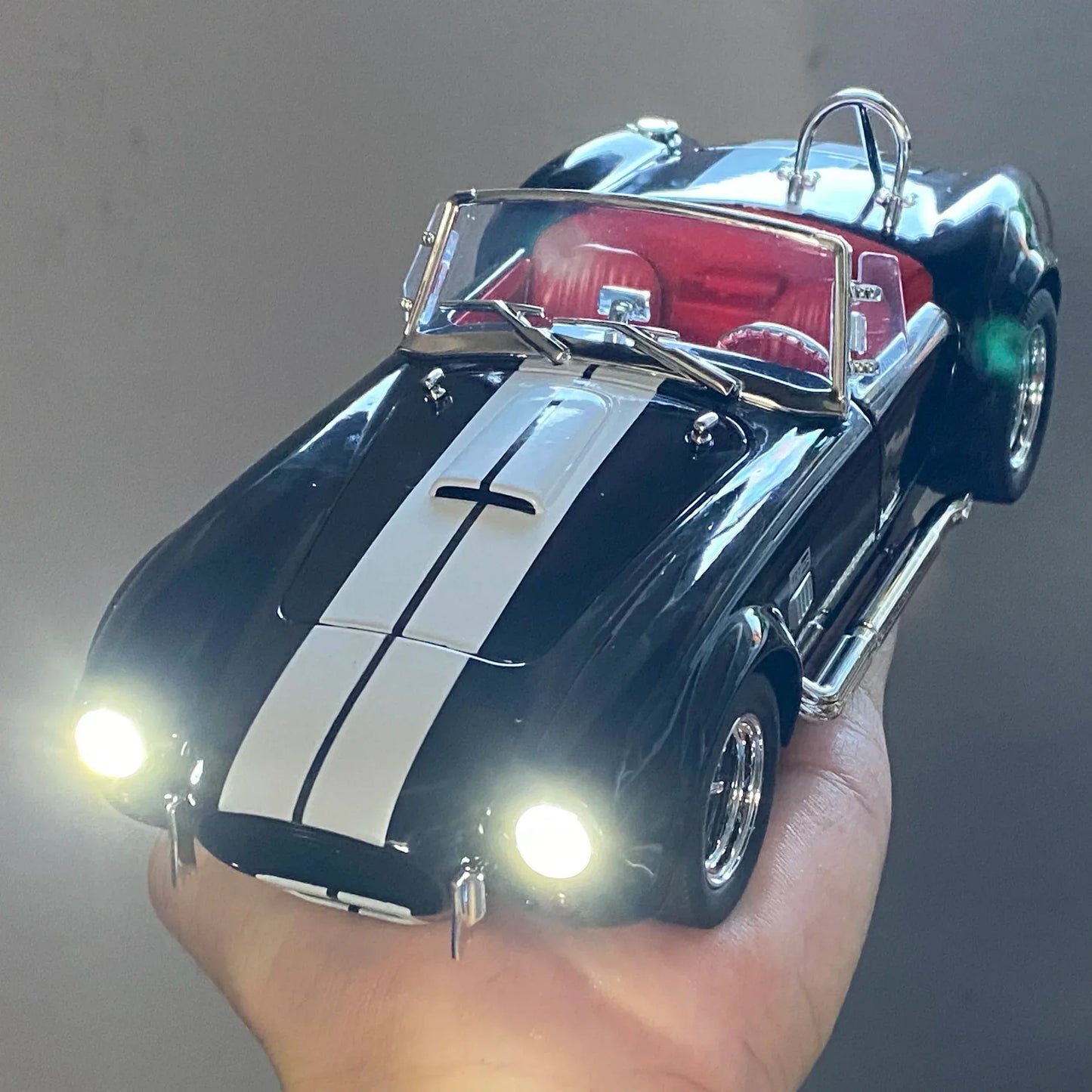 Ford Shelby Cobra 427 1:24 Diecast Car with Lights & Sound - SpyTrendz
