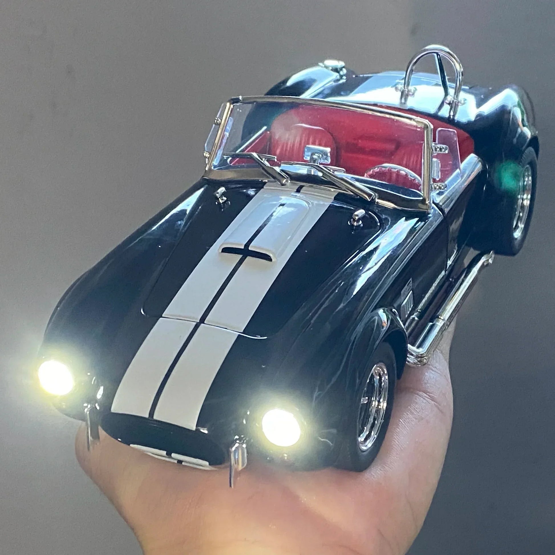 Ford Shelby Cobra 427 1:24 Diecast Car with Lights & Sound - SpyTrendz